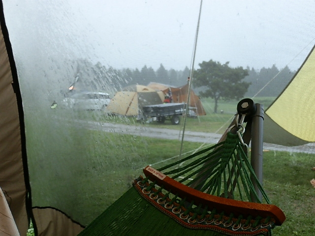 雨の日も快適に キャンプでの雨対策をご紹介 Camplog Gear