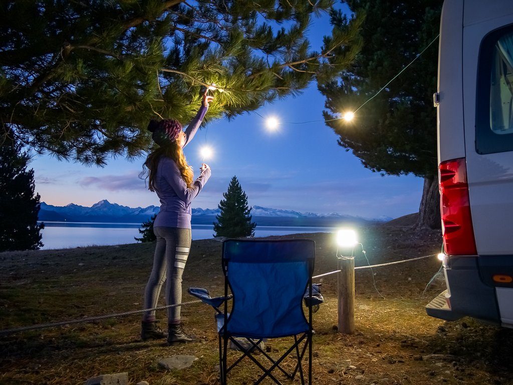 キャンプの夜を優しく照らす。バッテリー接続のLEDライト「Biolite サイトライト」をご紹介 | CAMPLOG GEAR