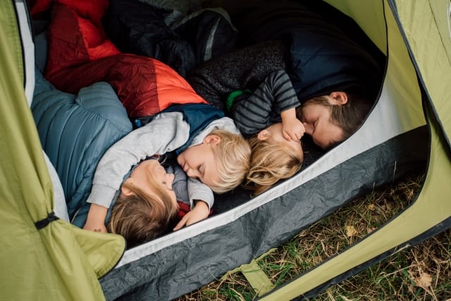 小さい子供がいるファミリーキャンプは添い寝ができるシュラフが断然