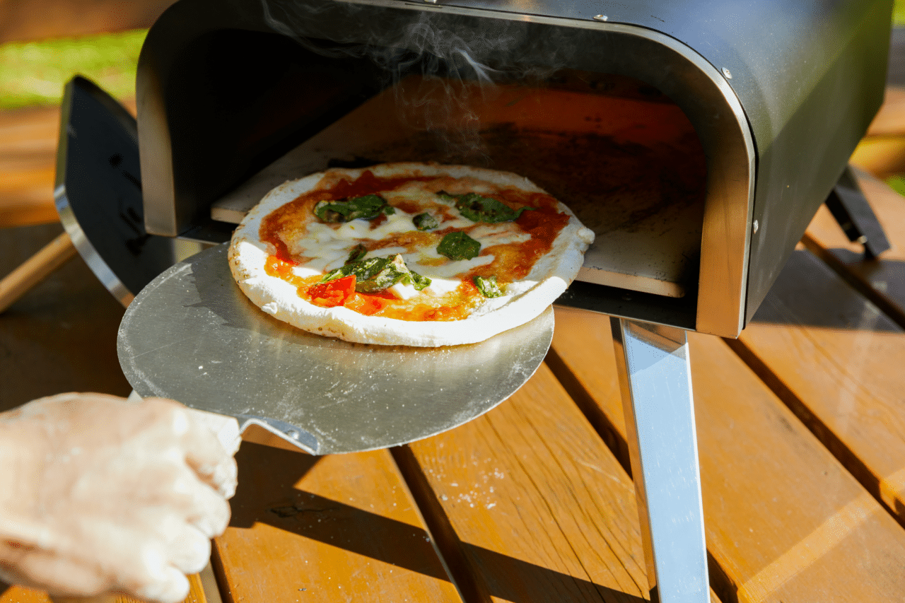 キャンプで本格的なピザが焼ける！アウトドア用ポータブルピザ窯『窯焼